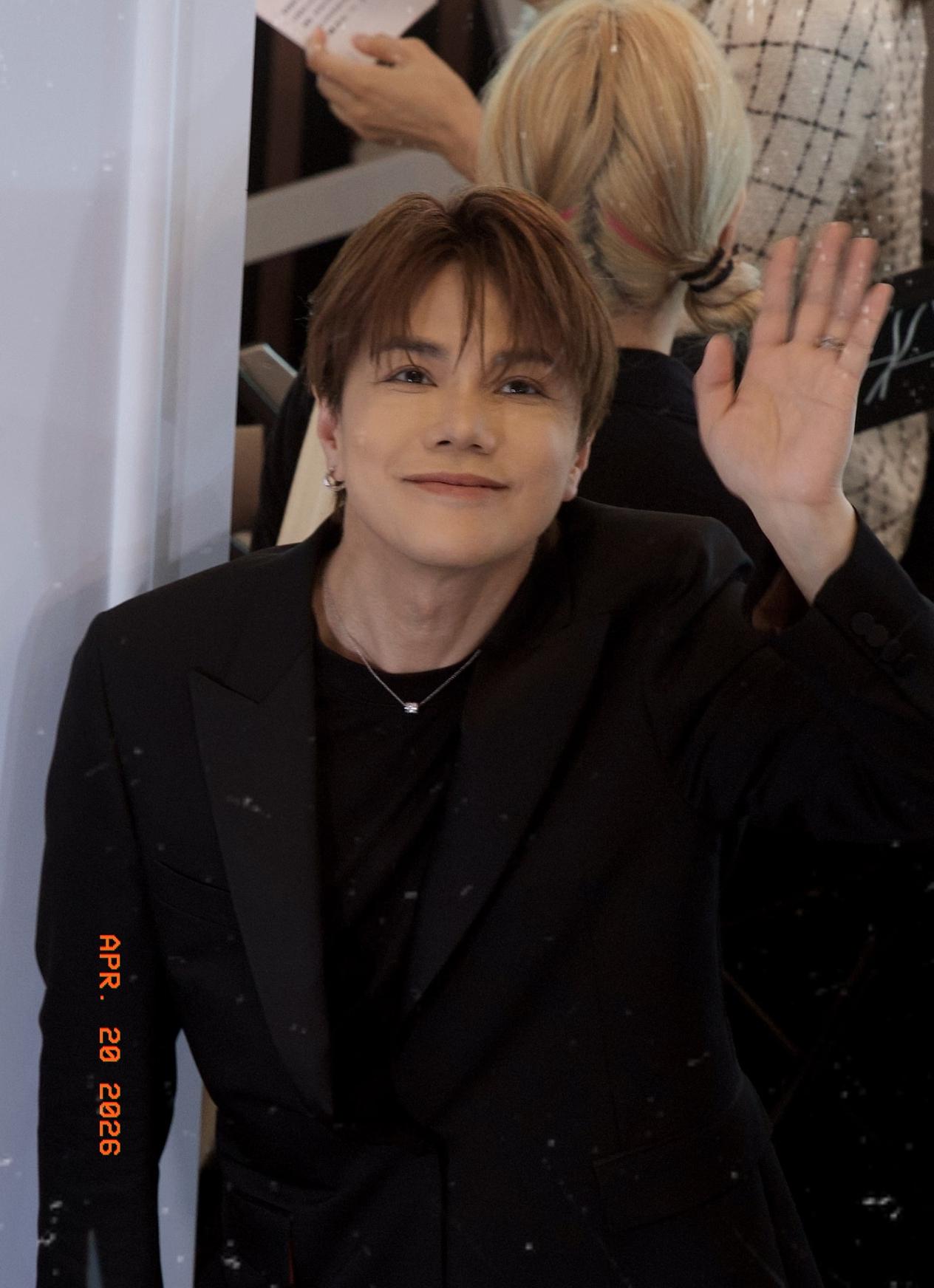 举报信堆积如山，内地演出这条路算是彻底堵死了。就算这样，英皇那边还有人拼命往