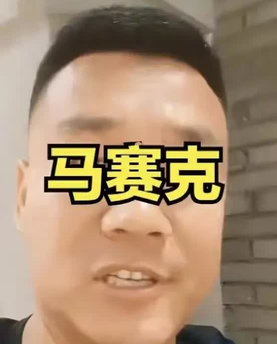 河南有位二婚男子和妻子带继女去饭店吃饭，桌上端上鸡翅后，男子想吃结果被继女拦下。