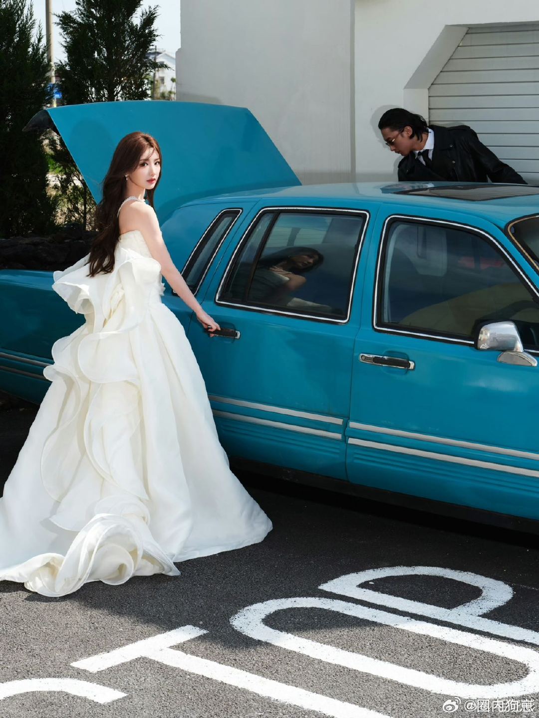 毛晓彤抹胸白裙谁懂毛晓彤抹胸白裙的反差魅力！表面是温婉优雅的白裙美人，手托蛋糕又