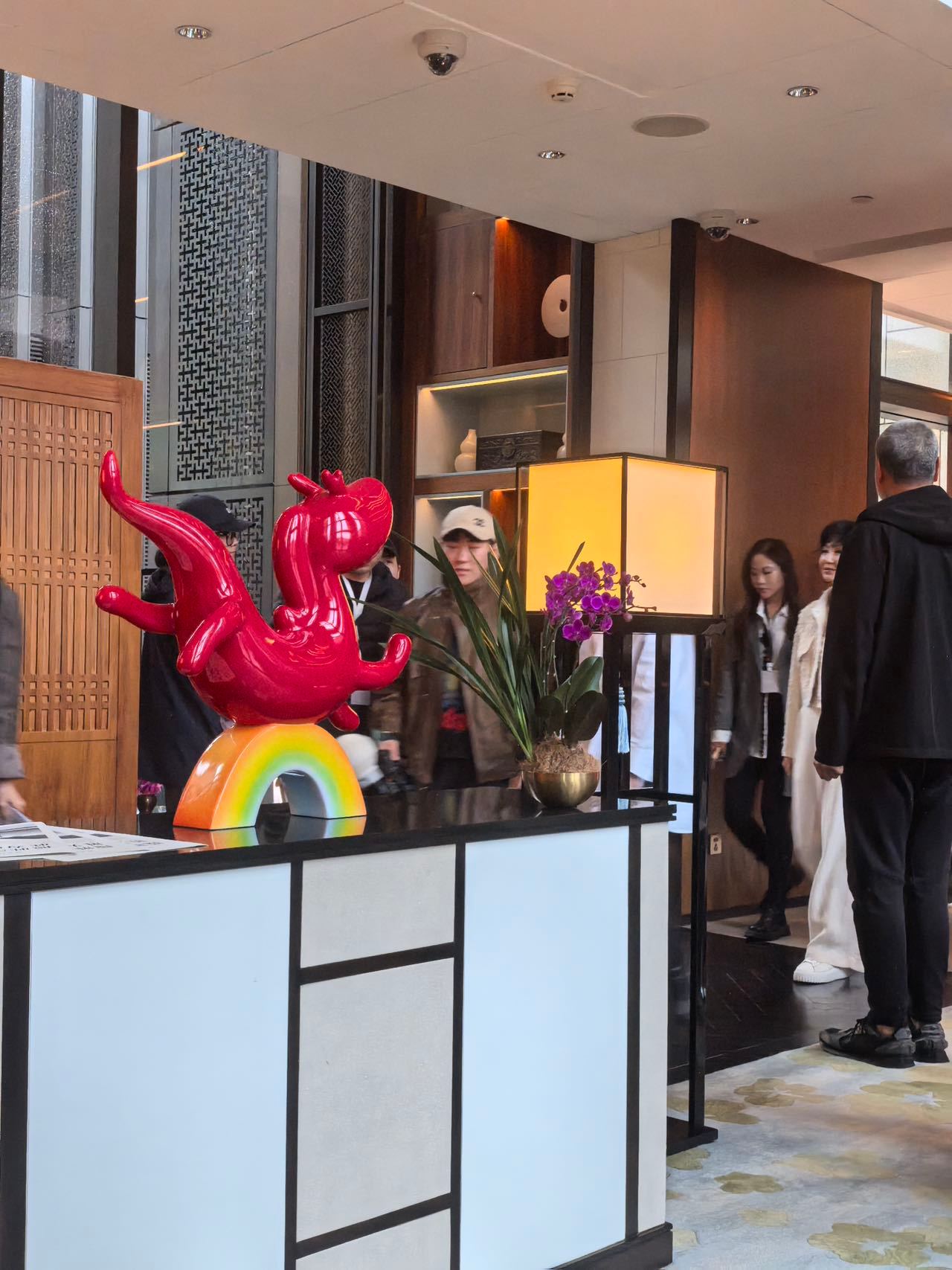 张曼玉没去浪姐来这了惊喜偶遇！在北京王府井街头意外碰到张曼玉本人，整个人气质优