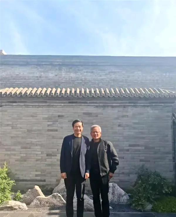 北京今天30℃，怎么看今天的北京穿皮夹克都有点热，而且闷。反正他解释说西装没有洗