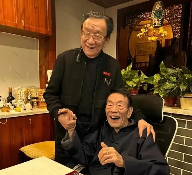 侯耀华最近聊起杨少华老爷子的事，信息量挺大。他说杨少华年轻时穷得叮当响，一个人拉