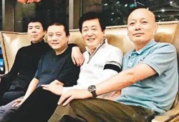 大导演红裤子的名字是王朔部队大院的发小叶京给取的。王朔说叶京这辈子活得特真实