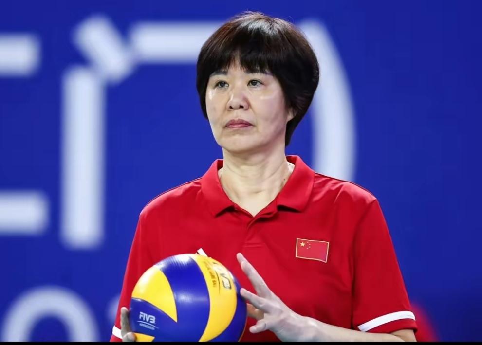 被誉为铁榔头的郎平卸任中国女排主教练后，长期居住在美国洛杉矶，与和丈夫王育成、女