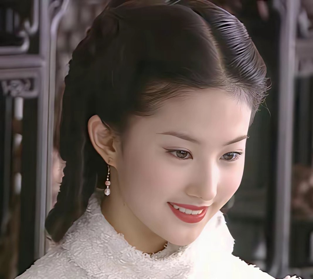 在那个时段里，董洁的清纯美丽确实碾压刘亦菲。