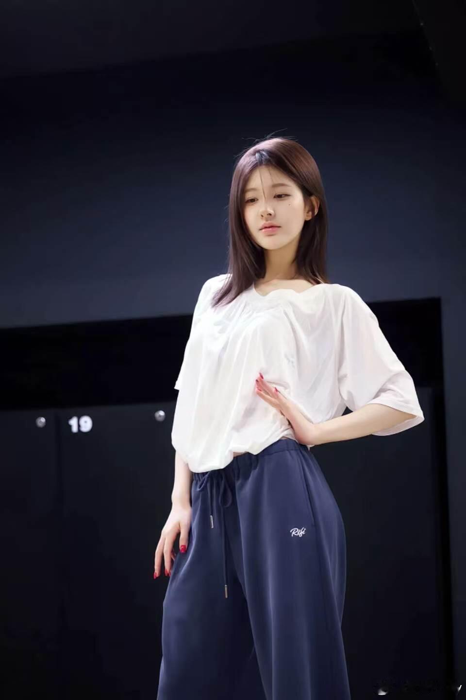 赵露思5.7彩排私服！慵懒松弛舒适感拉满！露思泰国演唱会的彩排私服，真的氛围感满