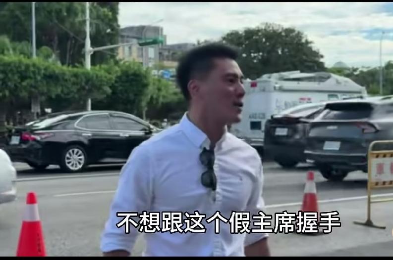被骂废柴、被呛开除党籍——丁瑀跑到绝食现场闹事，到底图什么？丁瑀又来了。