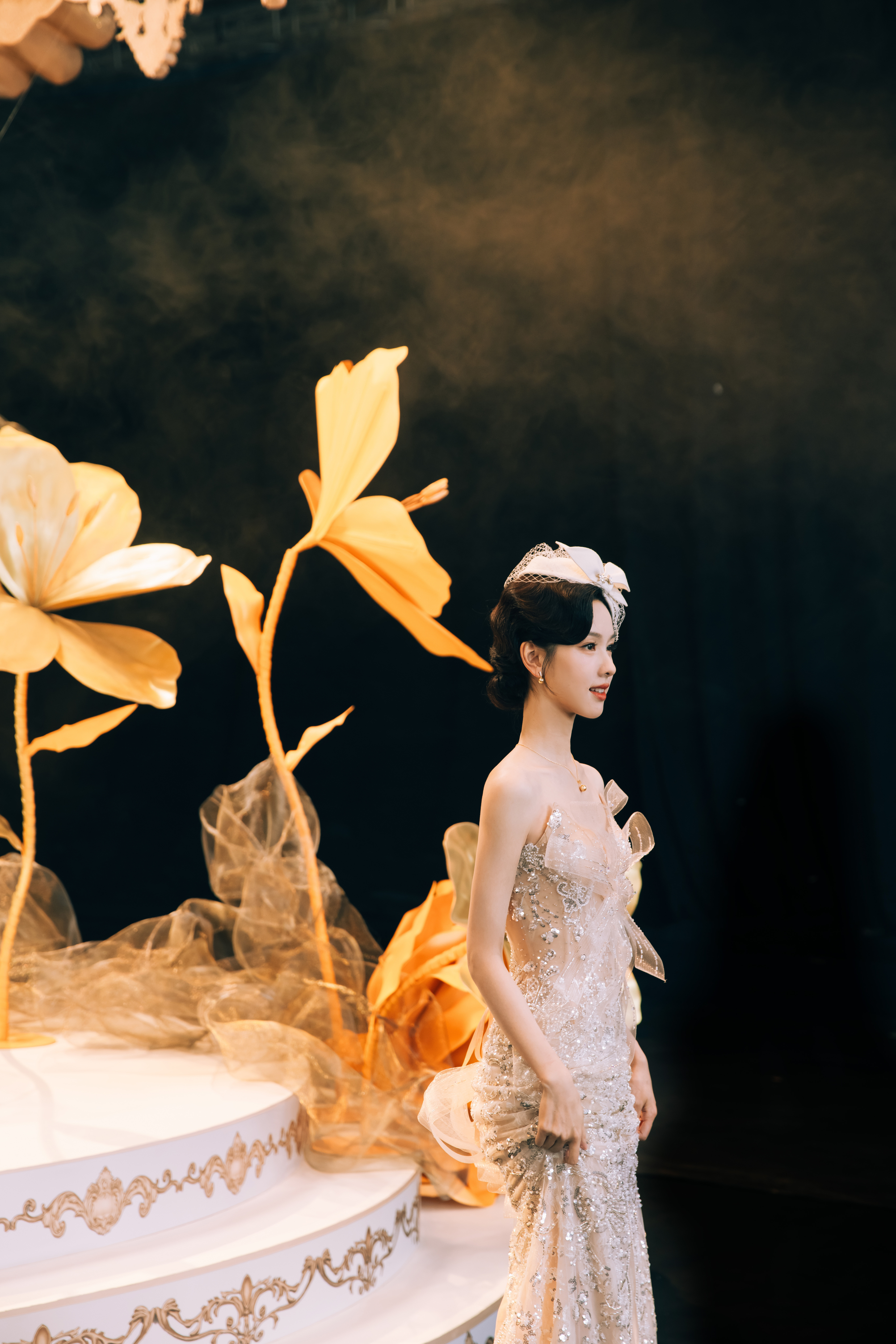 陈都灵玫瑰俏然绽放，晚风谱写音符，共奏一篇梦幻乐章。​​​