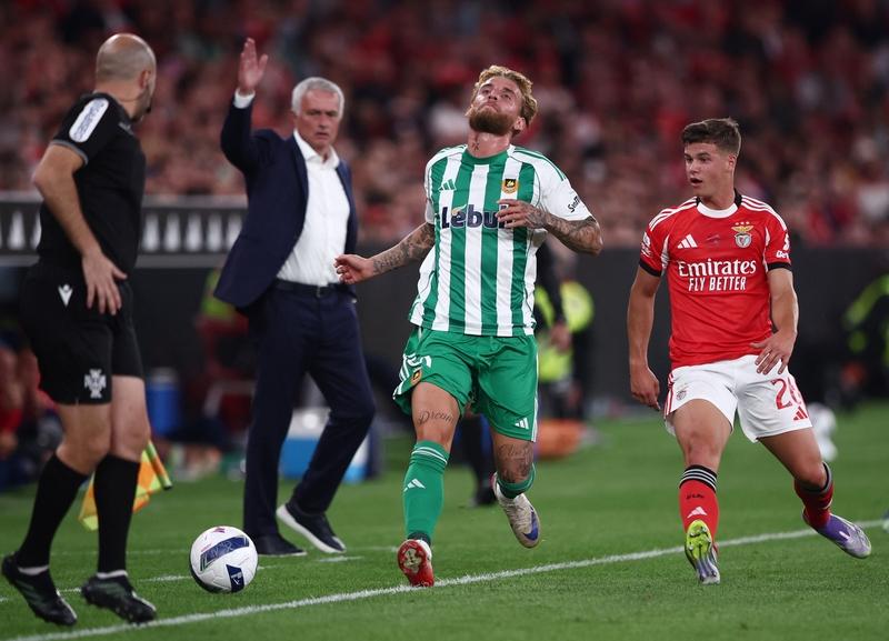 皇马本菲卡球迷互骂，穆里尼奥再次红牌被罚出场。这裁判能力太差了，双方球员一开始的