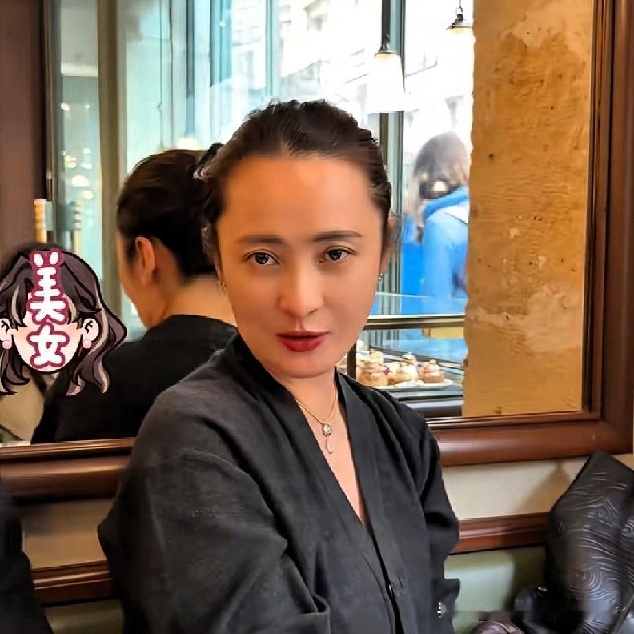 还以为这些大明星不食人间烟火呢，原来蒋勤勤也挺喜欢吃火锅呢，她是重庆的辣妹子，喜
