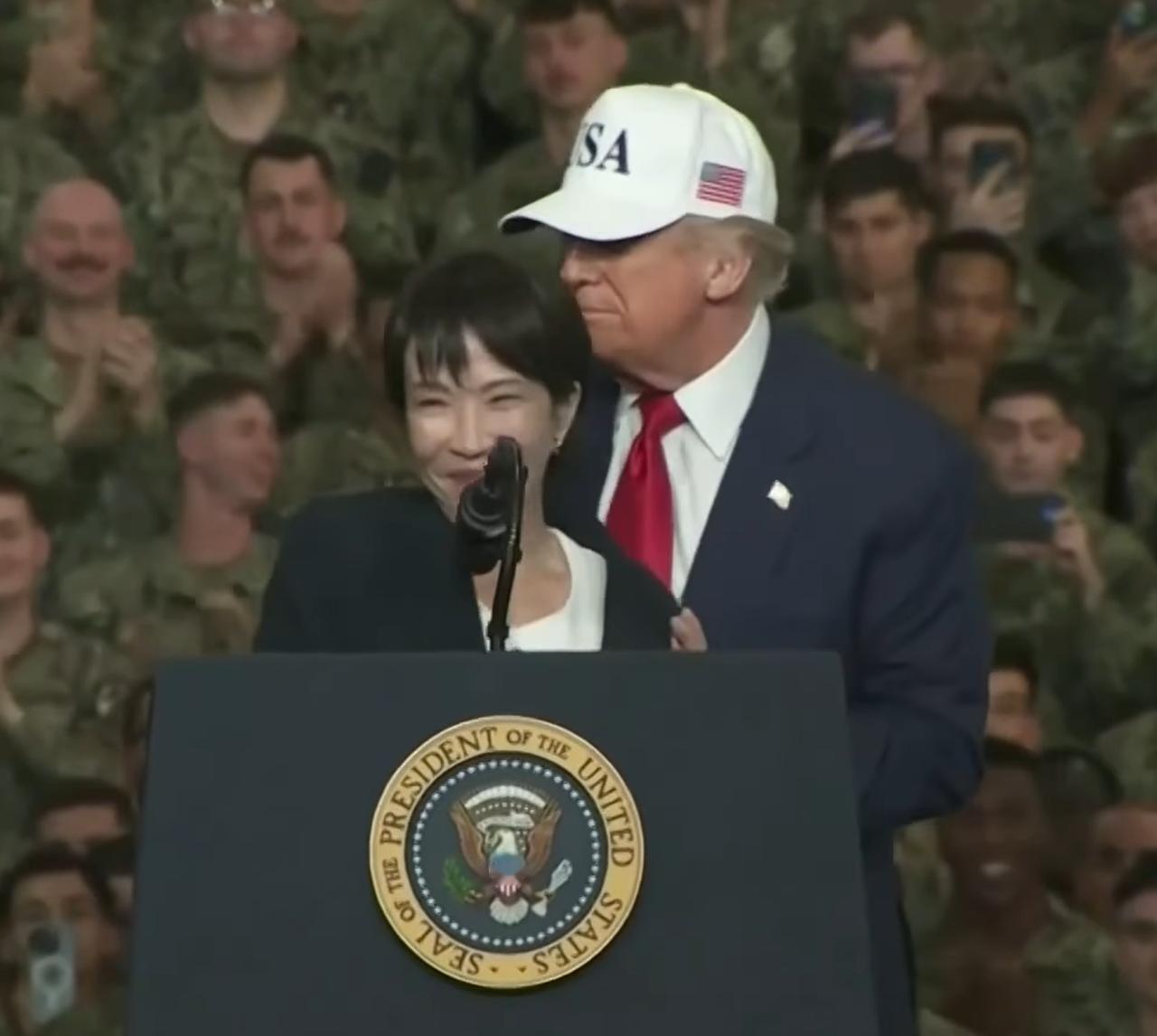 不是开玩笑，真的很像是一场婚礼。注意看高市早苗的眼神，高市早苗的动作，以及她