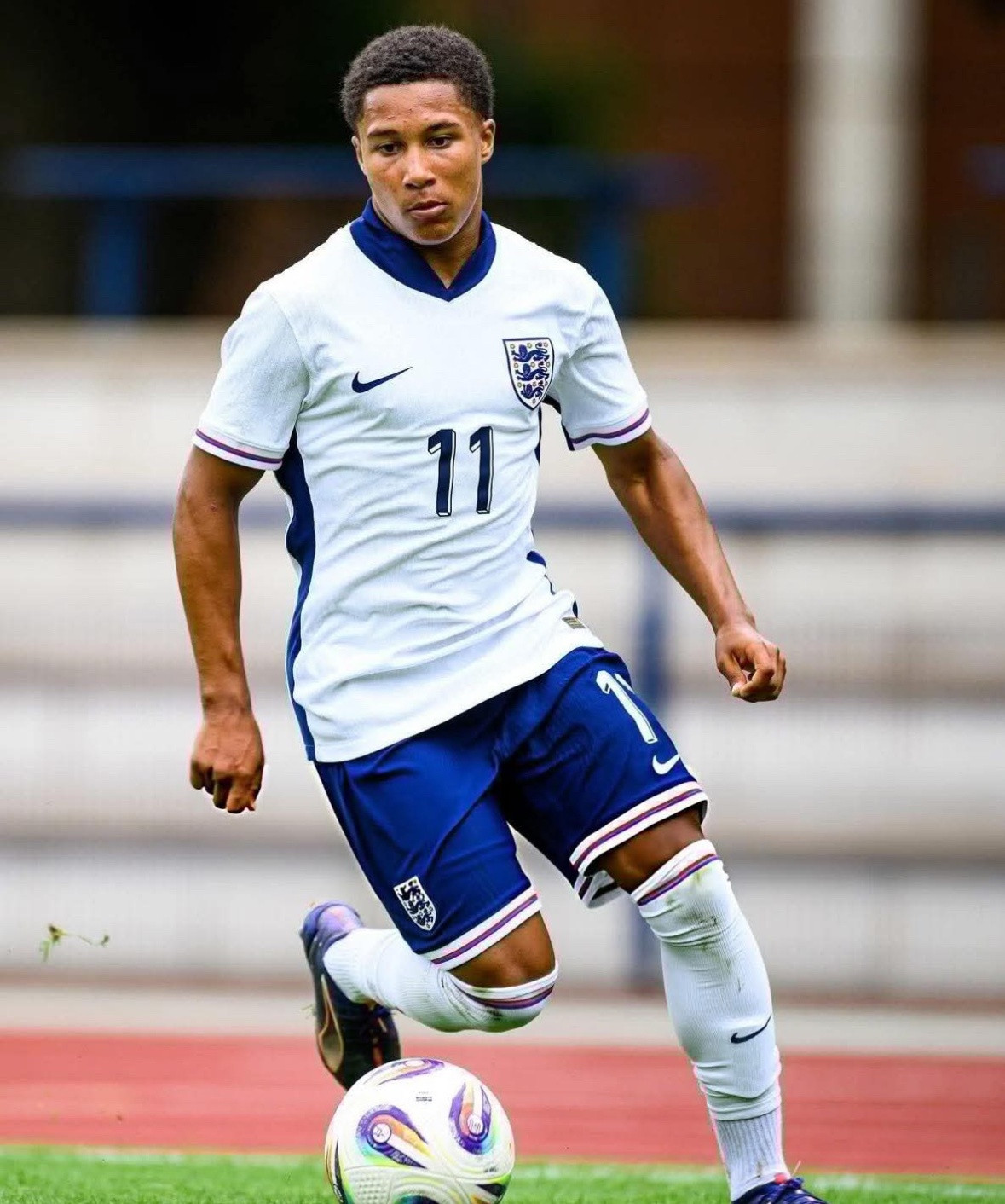 世体：巴塞罗那已经完成了从诺维奇城签下英格兰边锋阿贾伊·塔瓦雷斯（16岁）的交易