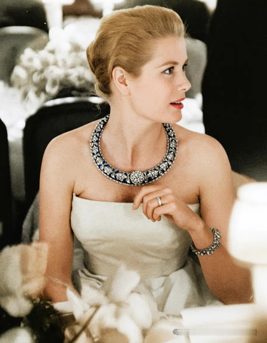 据粉丝博，场景为1959年摩纳哥体育俱乐部的复活节晚宴，摩纳哥王妃格蕾丝穿着简约