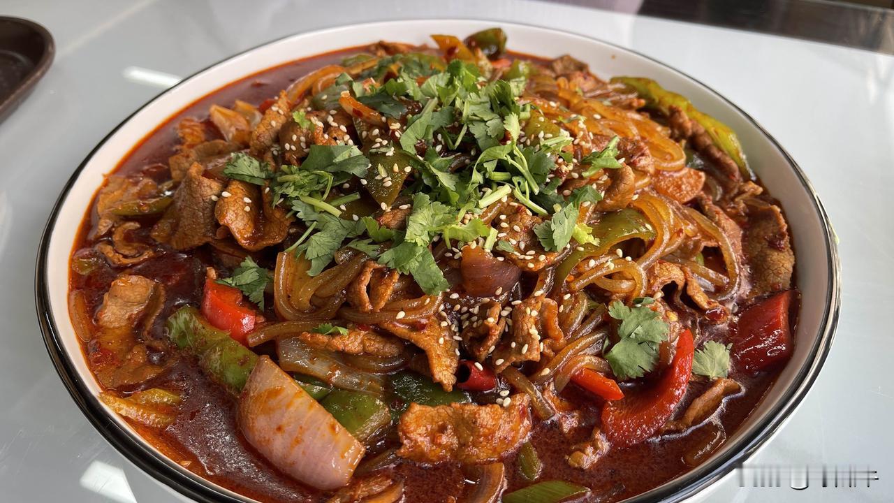 是不是西北人，都喜欢吃炒肉片！如果从陕西境内312国道边，一路直上甘肃，宁夏一