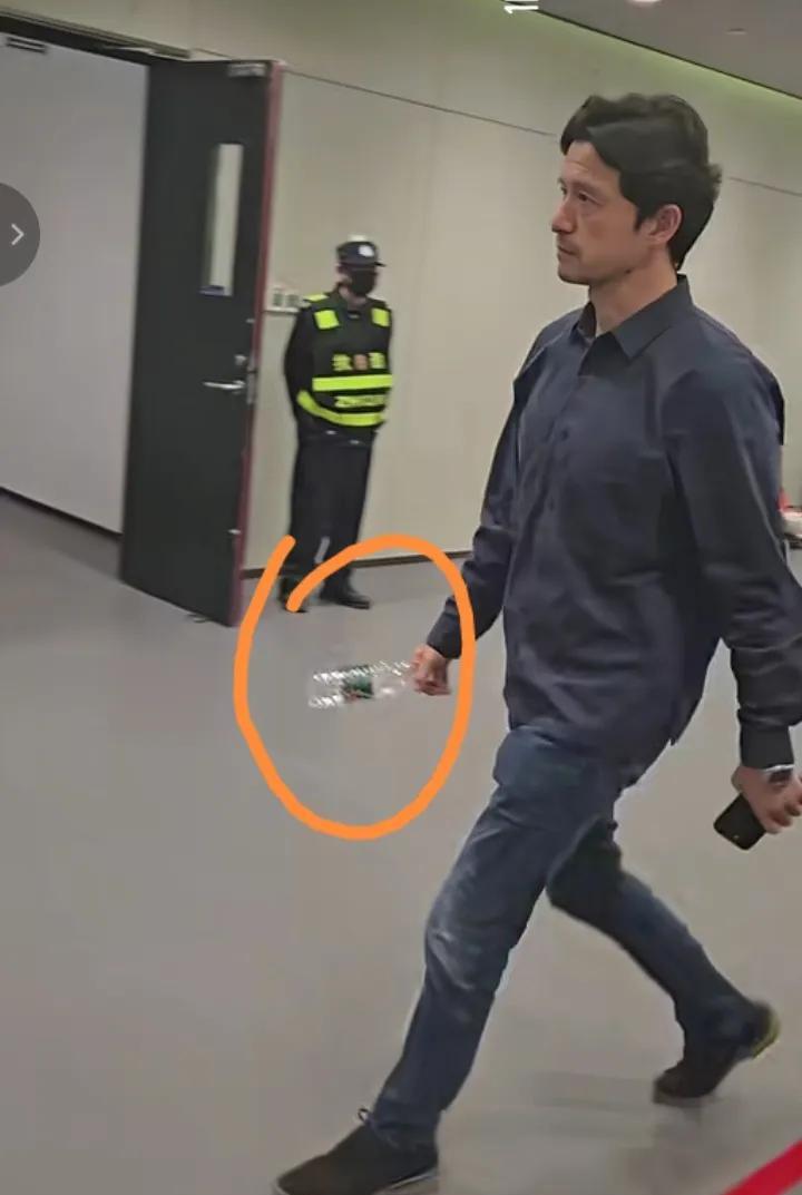 申花精神在这个细节上又体现了！海港值得借鉴！我们看到上一场亚泰与海牛比赛结束后，