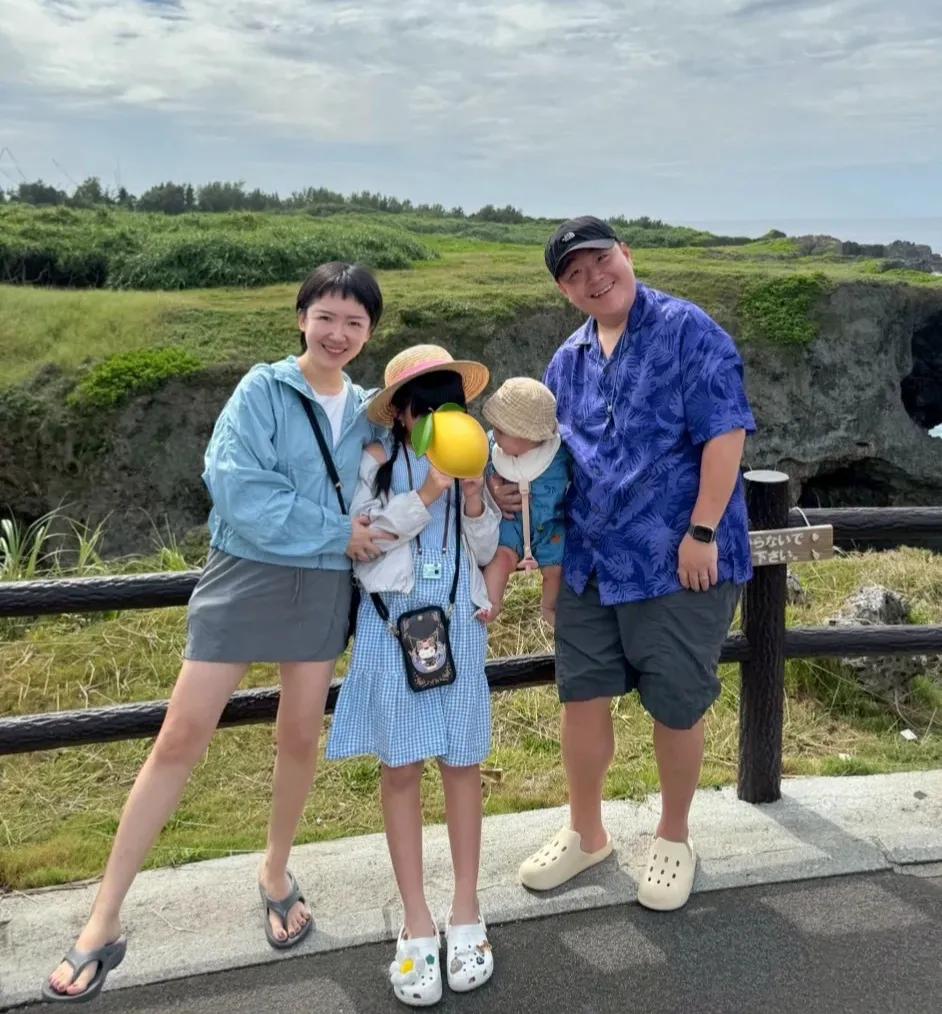 郝劭文一家四口到日本旅游,继女暴风式长高,亲女儿胖嘟嘟好可爱!10月24日,郝