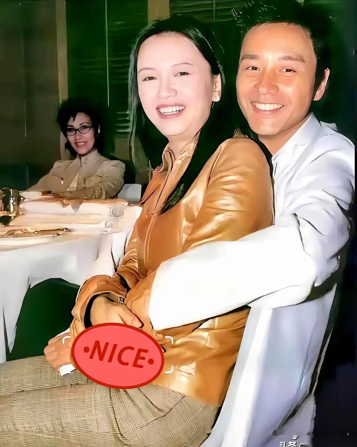 估计早年和女明星最合得来是张国荣，哪怕女明星像恋人一样的坐张国荣的大腿上，人家女