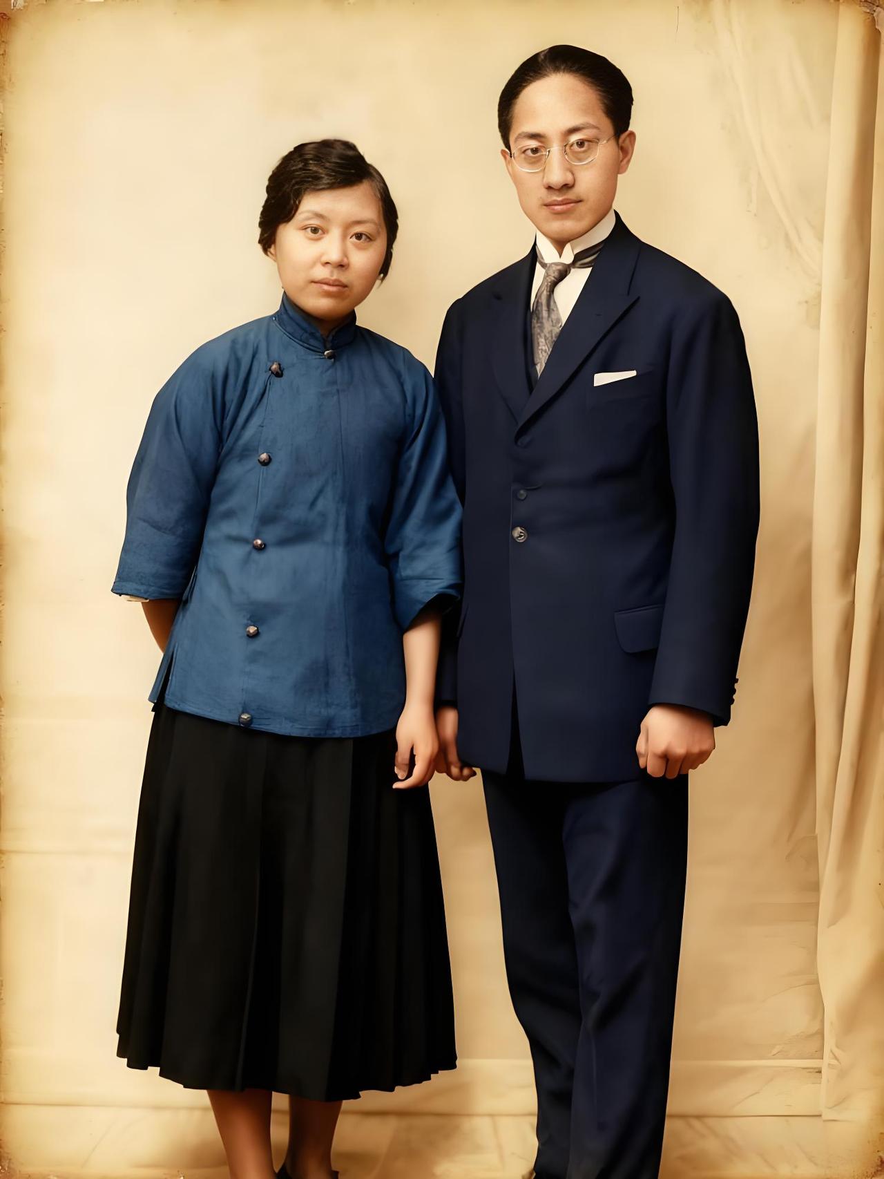 这是张幼仪（左）与徐志摩（右）的合影。张幼仪身着端庄的中式上衣与百褶裙，气质沉静