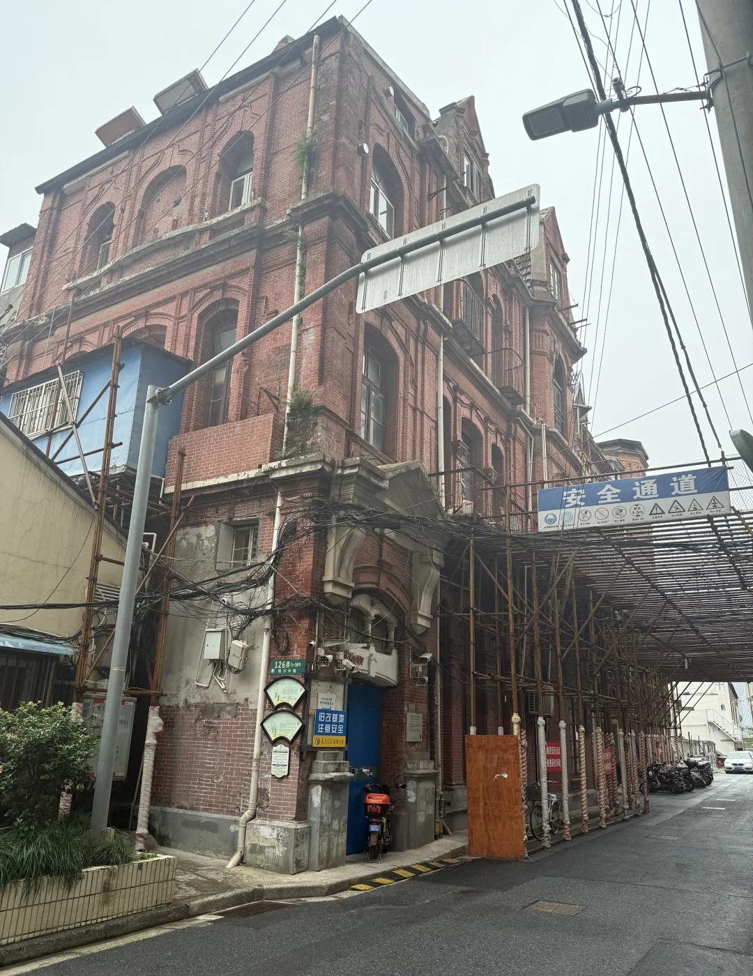 外滩烟火气很足的老洋楼，已经进不去了。几个月前租户都是满满的，现在都已经给清空