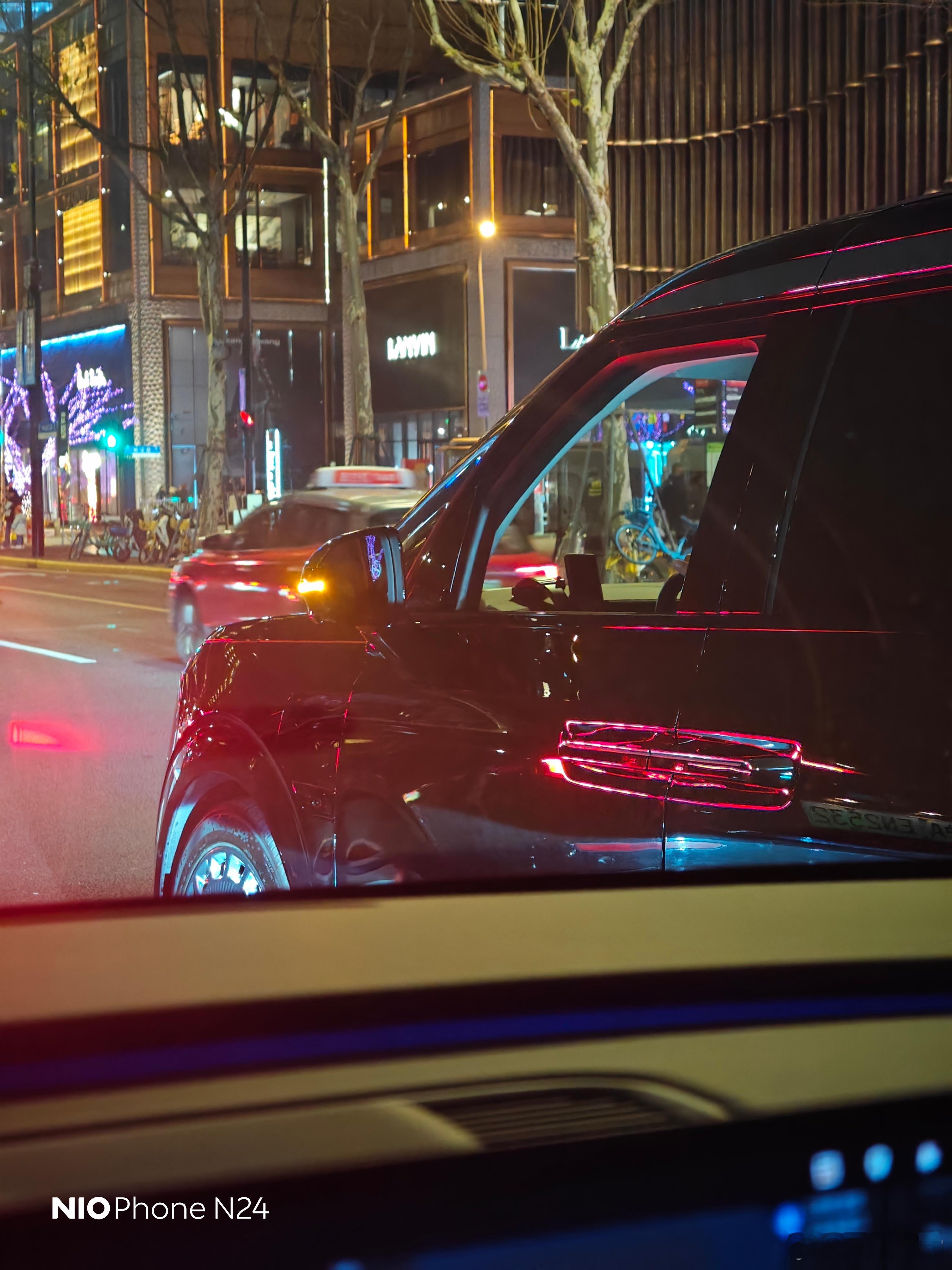 高端MPV市场极氪009是真拿到了结果，在外滩附近我就这么被一前一后两台009夹