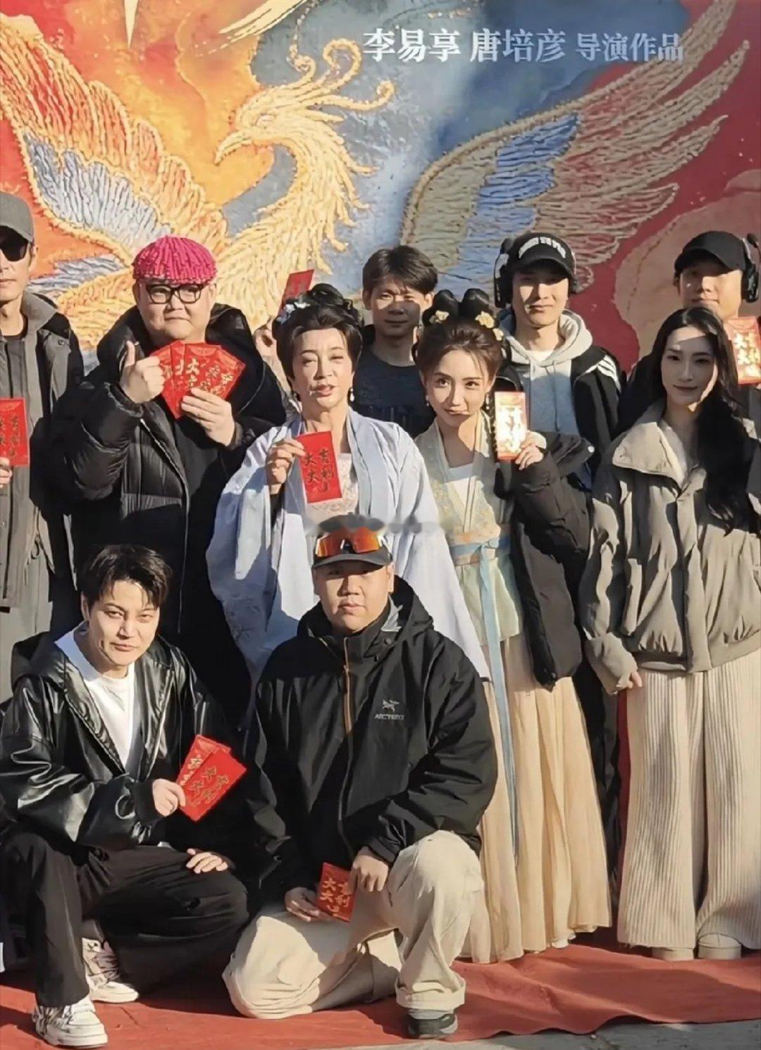 还别说，刘晓庆的古装造型是真好看，怎么看都不像75岁的人。她的新剧在横店开拍了，