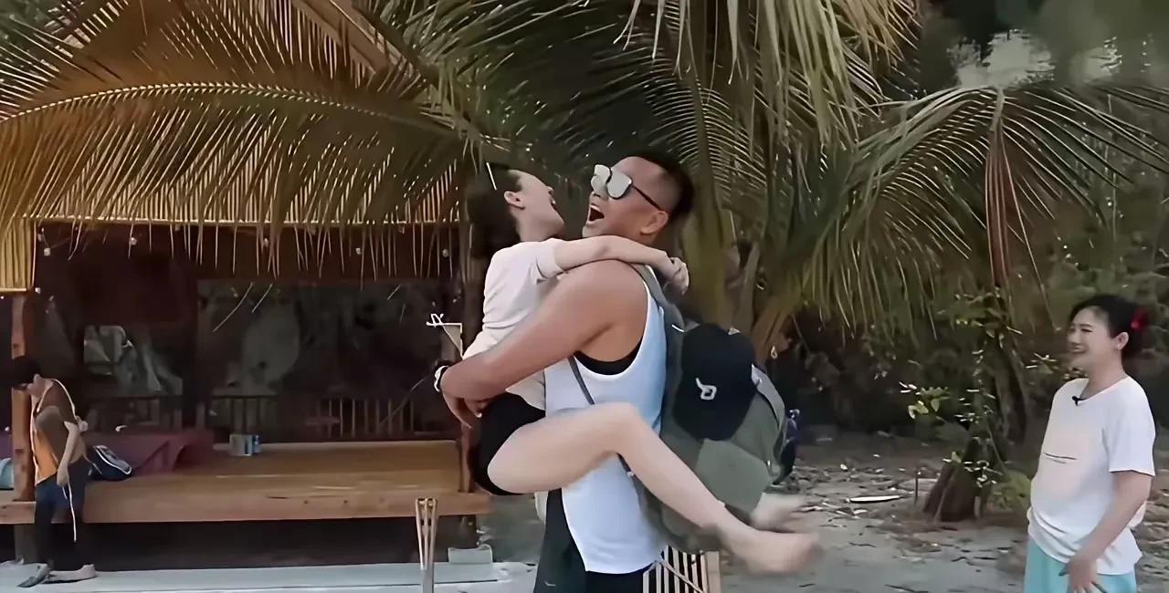 具俊晔原来总带小林林打游戏。又不是他亲生的，才不心疼呢，具俊晔是懂的什么是捧杀