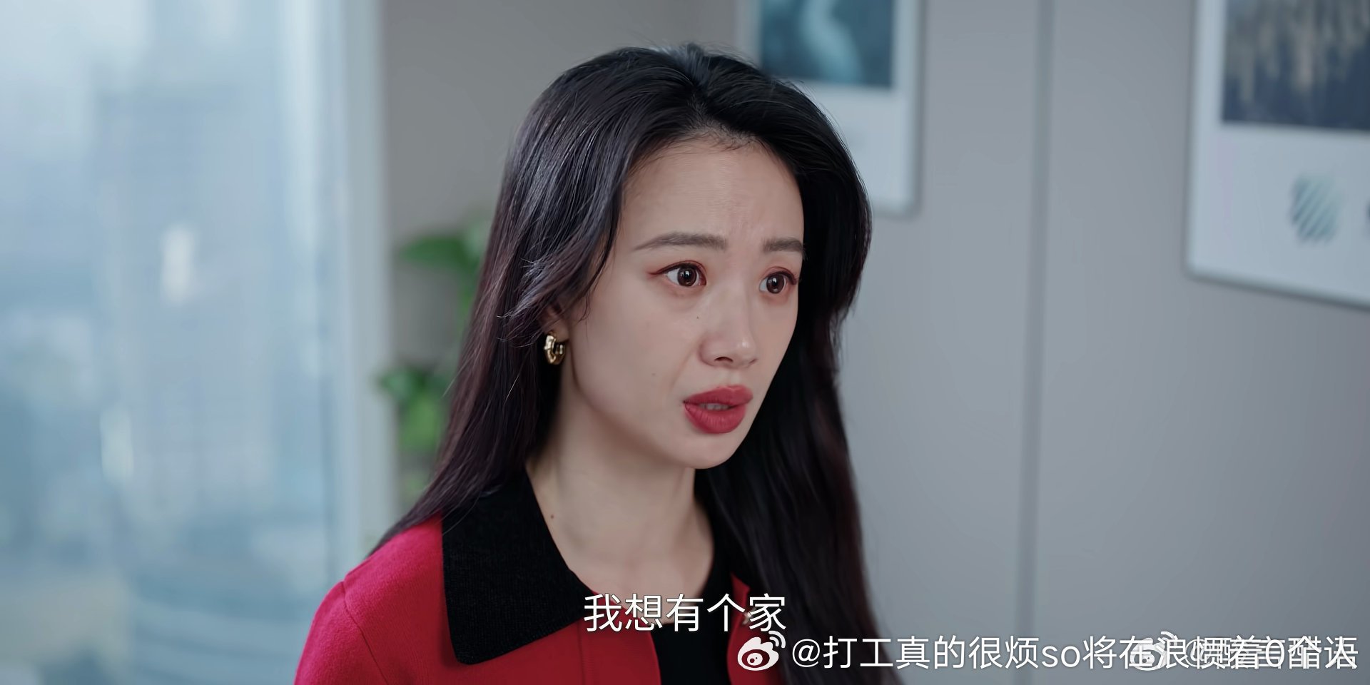 也就是靠糊人中年滤镜自己演清洁工精致浓妆大红唇，年轻漂亮设定的小三女配演员满面油