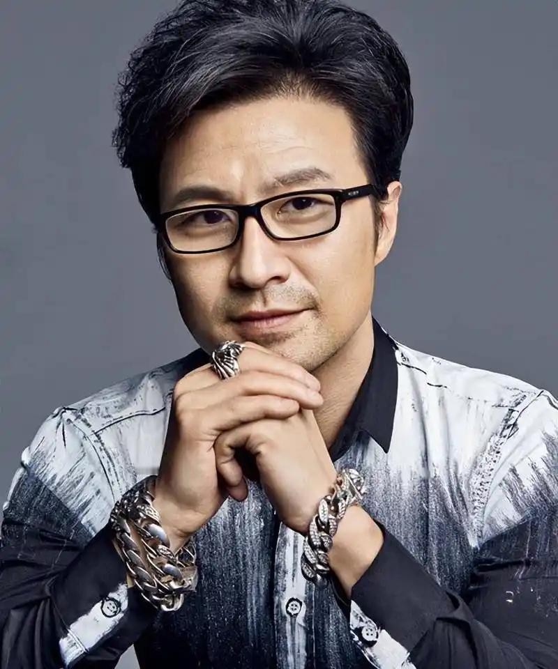 很多人佩服汪峰，原因是多方面的。从音乐角度看，李健就力挺汪峰，认为说他是“半壁江