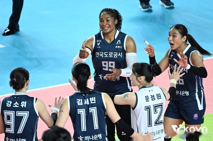 韩国女排联赛Rd1循环赛，道路公社Hi-Pass女排以3-0战胜正官庄红翼，三