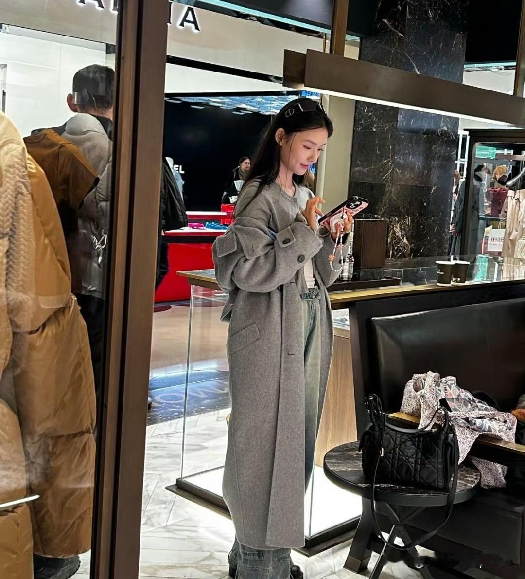 林允这身巴黎逛街look自然的好看啊！灰色大衣一穿直接韩剧女主氛围感拉满，简简