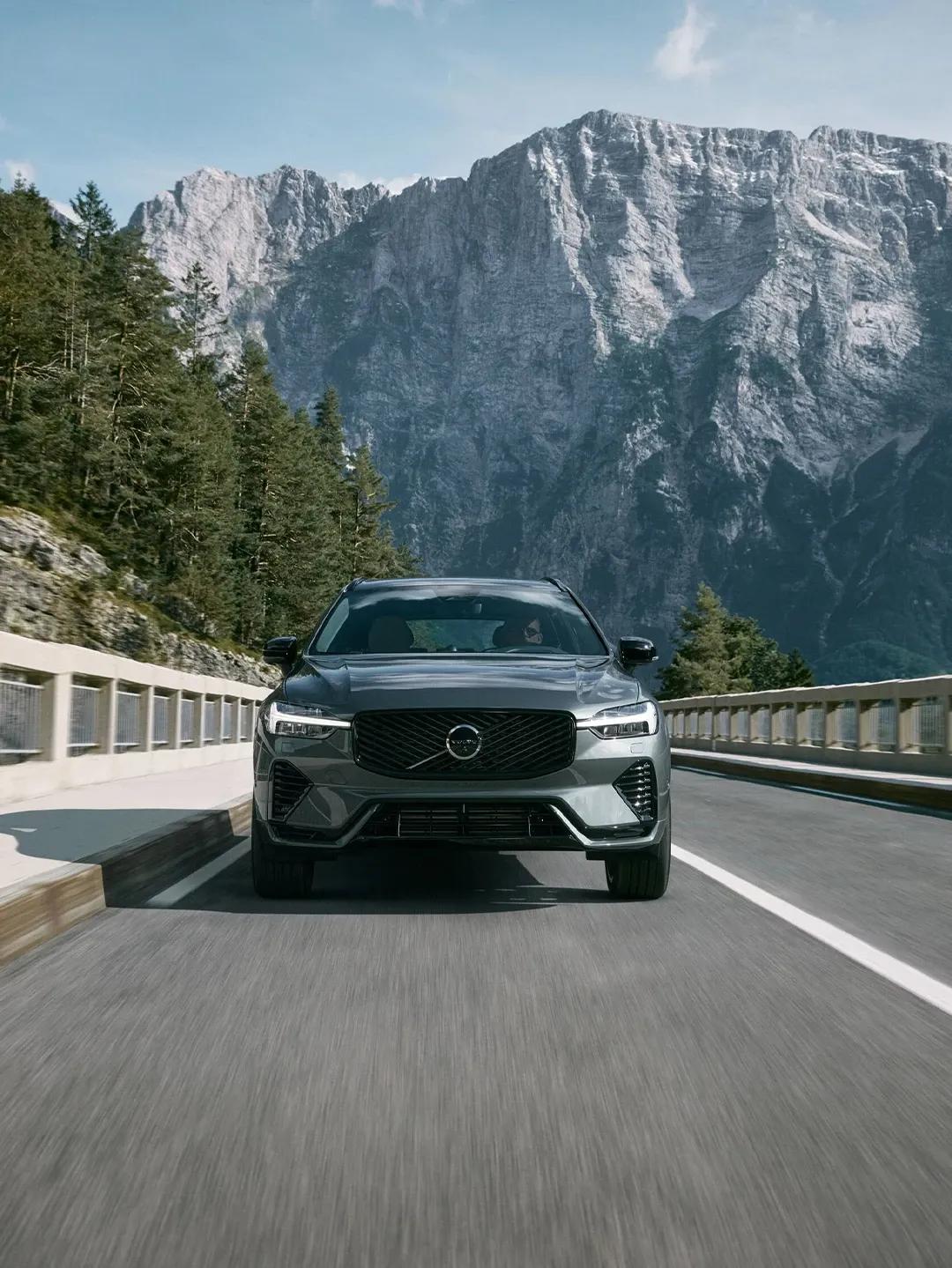 沃尔沃2026款XC60动力方面，燃油版搭载2.0T+48V轻混系统，B5车型最