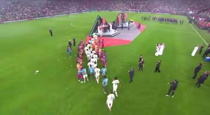 皇马领取亚军🥈奖牌时，巴萨全队列队欢迎皇马，巴萨是有礼貌的！巴萨领取冠军奖