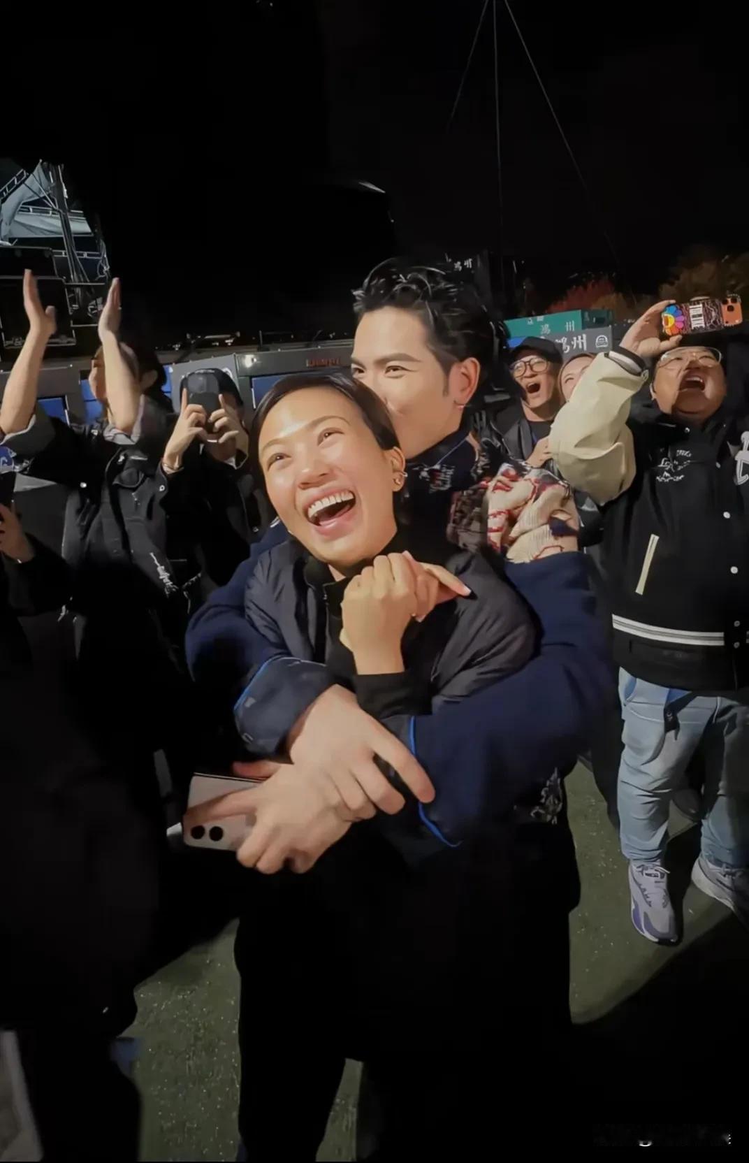 萧敬腾对老婆林有慧，这是妥妥的生理性喜欢啊！[呲牙笑]夫妻俩和朋友一起跨年，看着