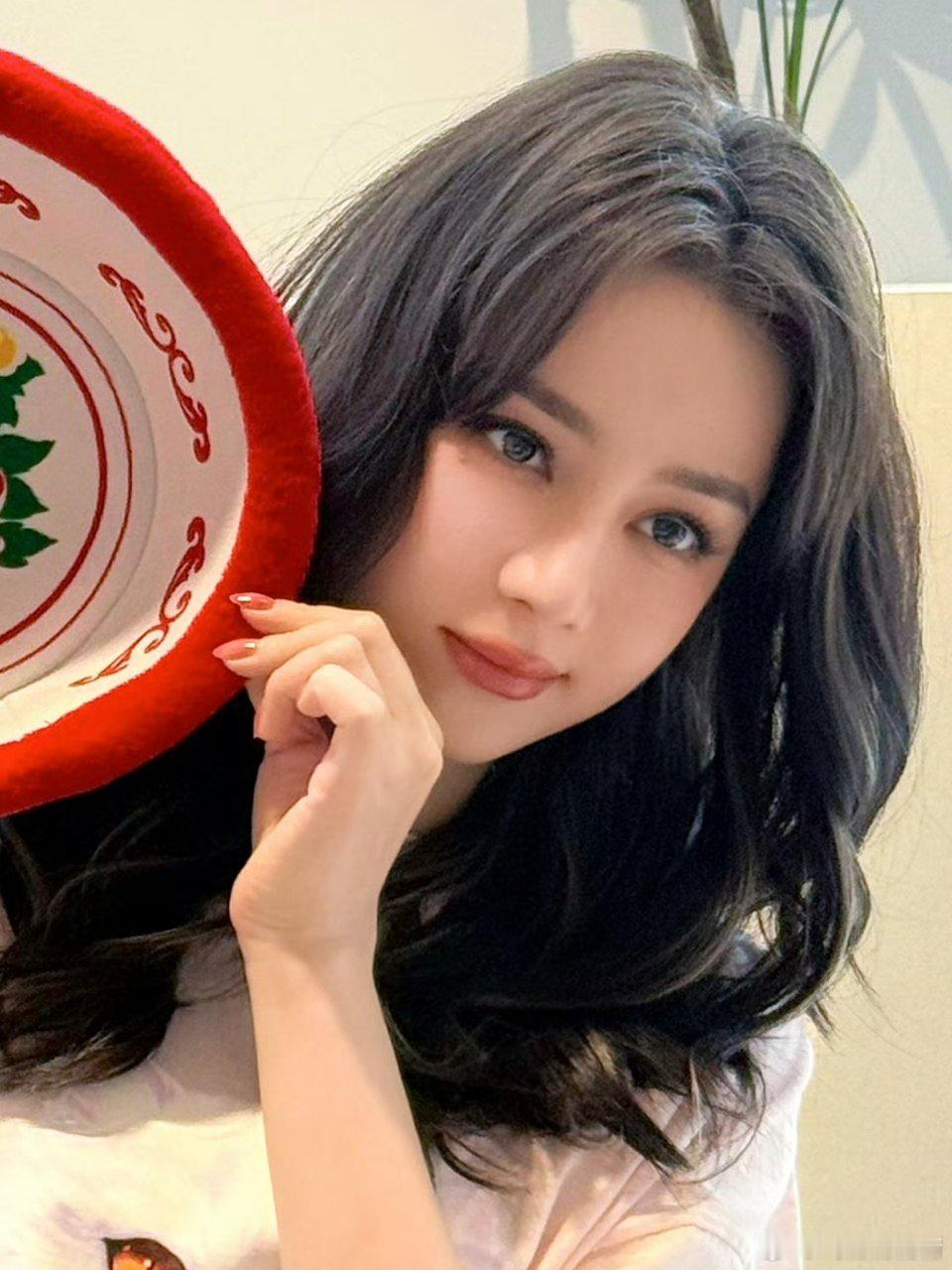 迪丽热巴P掉了囍字怎么感觉变样了？嘴唇变成辛芷蕾了？以前嘴巴很小的呀​​​