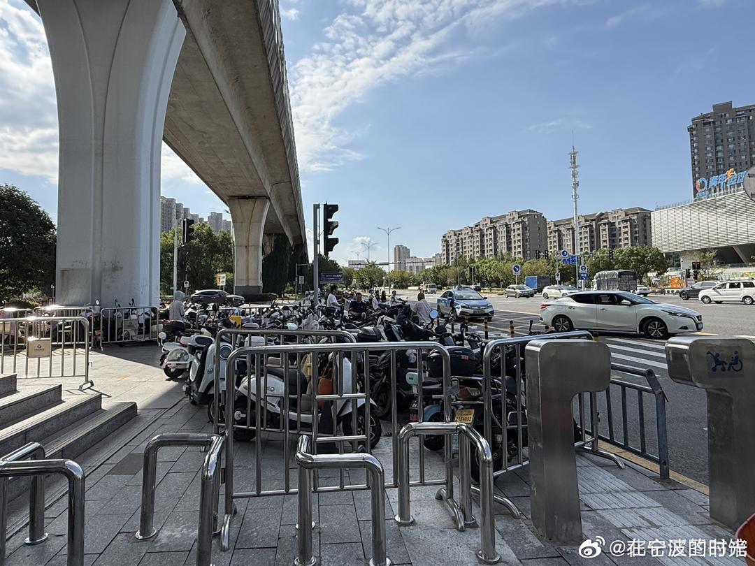 宁波中河路地铁站焕新改造启动宁波中河路地铁站周边近日正式启动“焕新”改造。此次改造以物理隔离实现人车