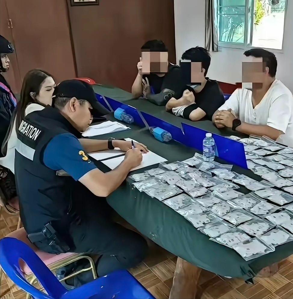 看到泰国那边传回来的消息，我是真没绷住。在泰国和柬埔寨交界，逮住了三个人“自