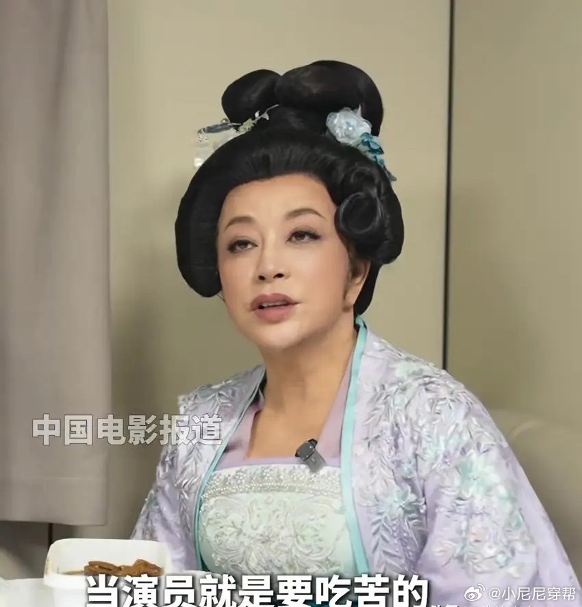 75岁刘晓庆通宵拍戏，喊话：演员就是要吃苦！老一辈艺人就是敬业，一夜没吃饭，早上