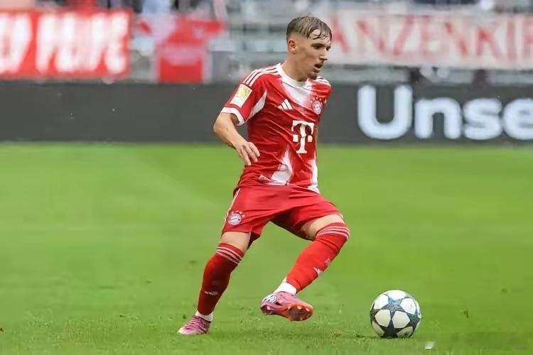 自己乌龙不能怪葡体先进球，拜仁小将卡尔这是要开启生涯起飞模式，完全不像一个17岁