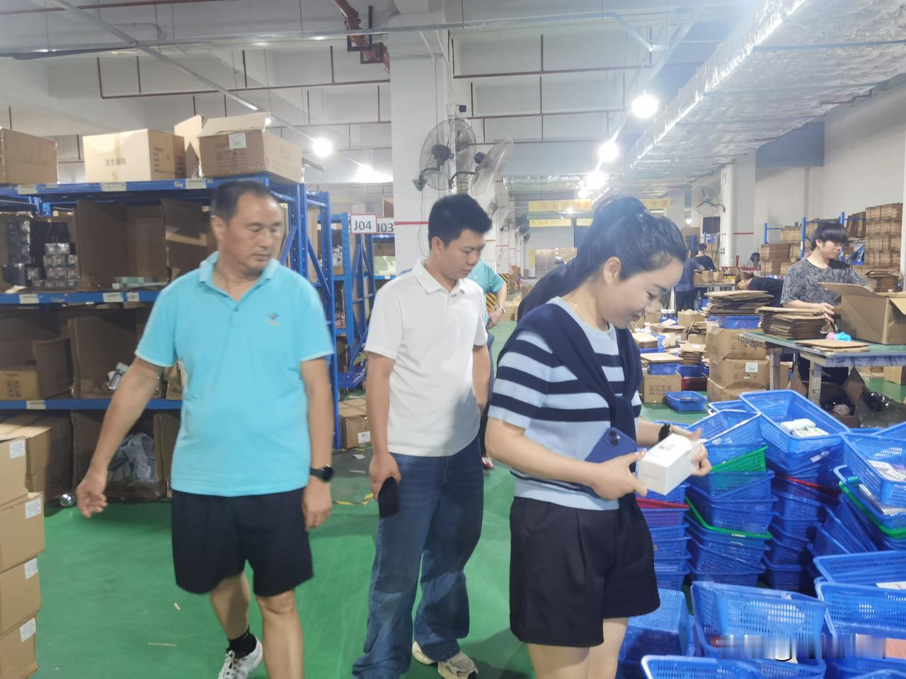 【宁可发钱帮中产买车买房，不可发钱给穷人买肉买粮】近日，在一个小范围交流场合，一