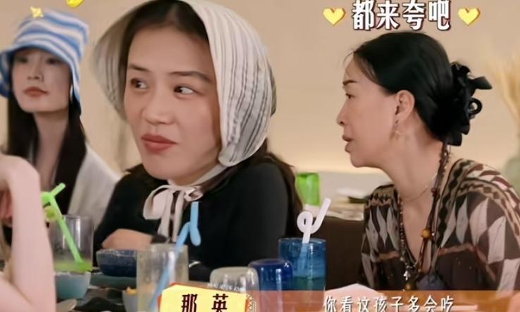 那英和马思纯调侃张晚意会吃面包，逗得张晚意都不好意思了，那英跟马思纯说：“你看这