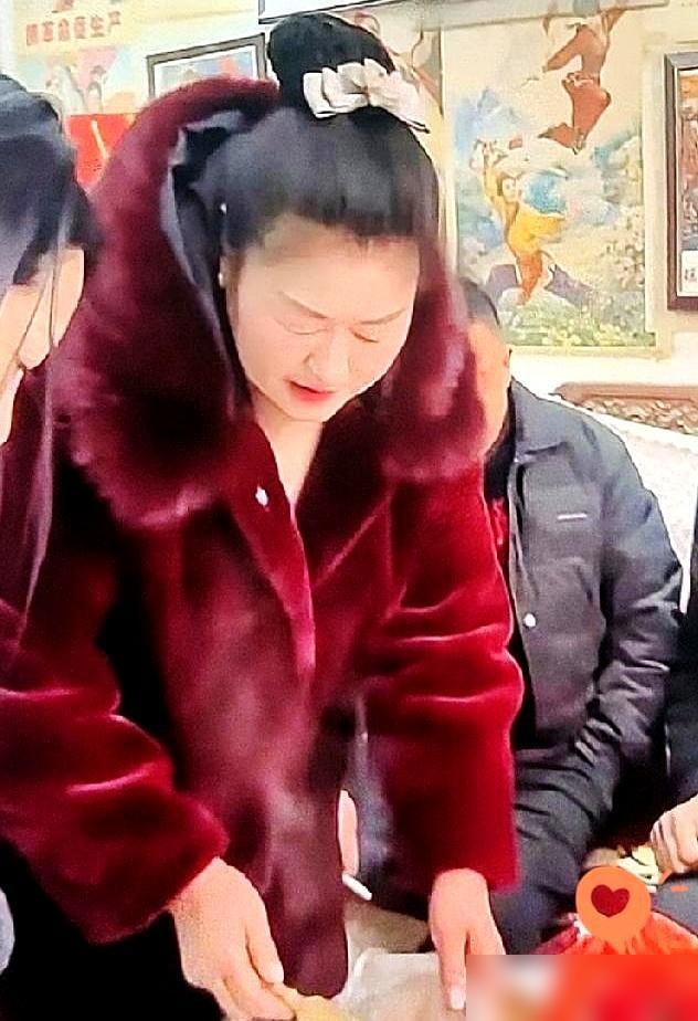 大衣哥朱之文，借出去上百万，没换来一句感谢，却等来一脚踹开的大门。俩醉汉抡