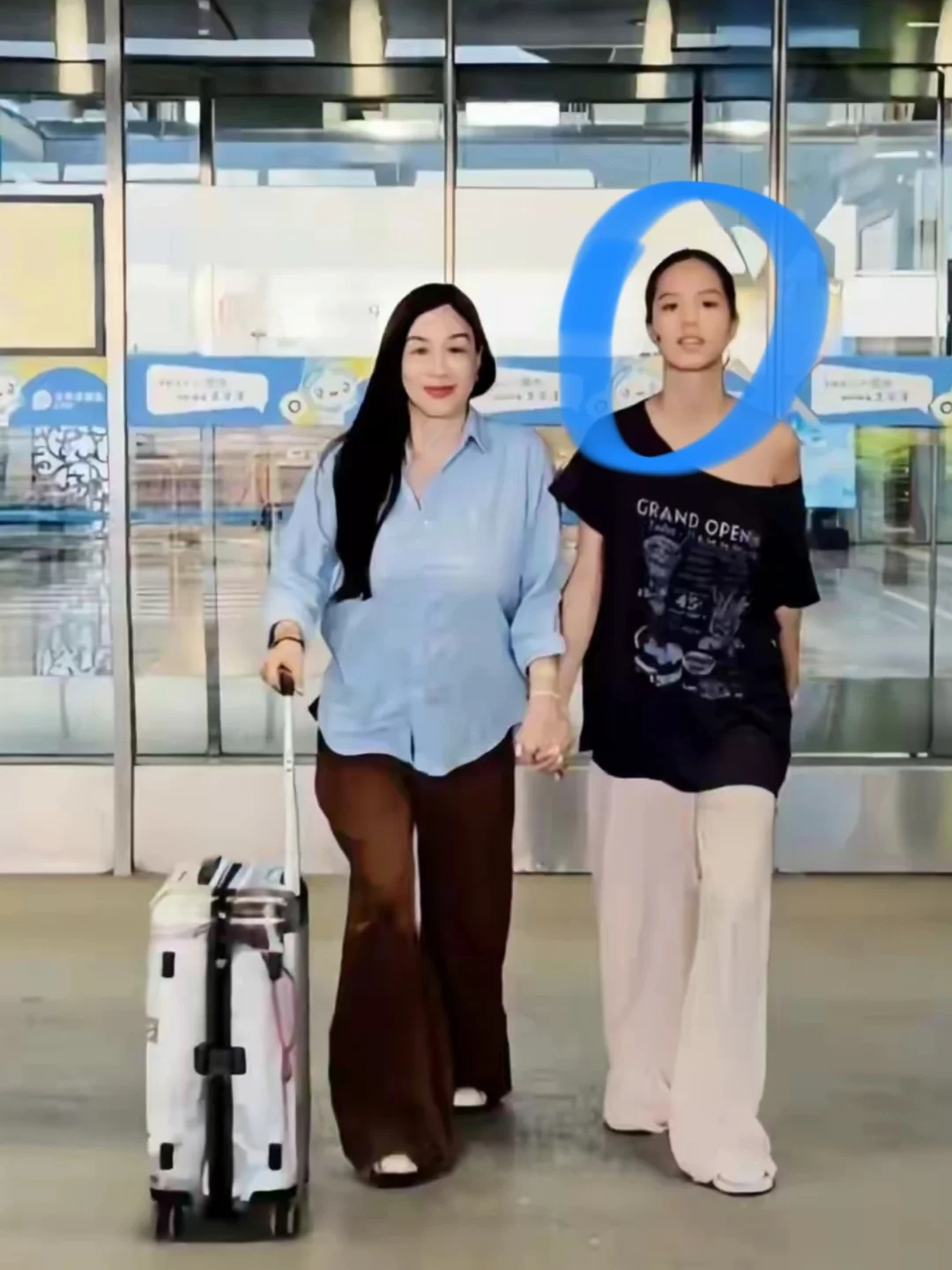 钟丽缇带闺女旅游！颜值真的绝了