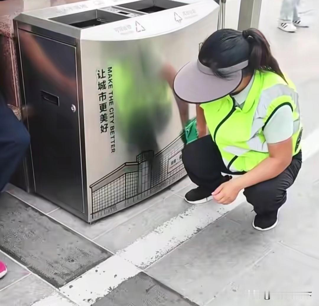 胖东来的保洁一个月工资上万，可不是随便能拿到的，图中这位就是胖东来的保洁大姐，顶