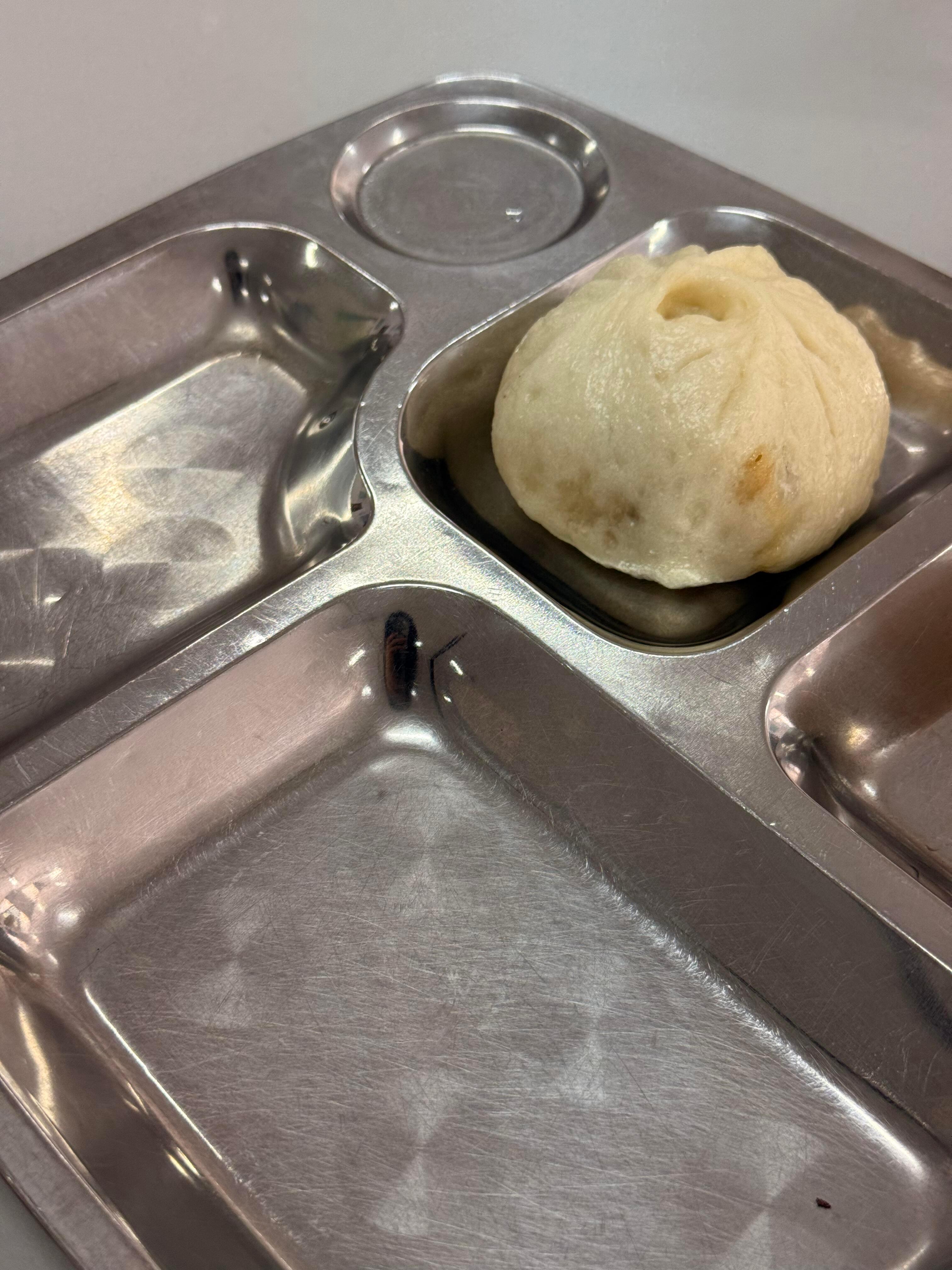 以为餐盘里有蟑螂结果发现蟑螂竟是我自己​​​