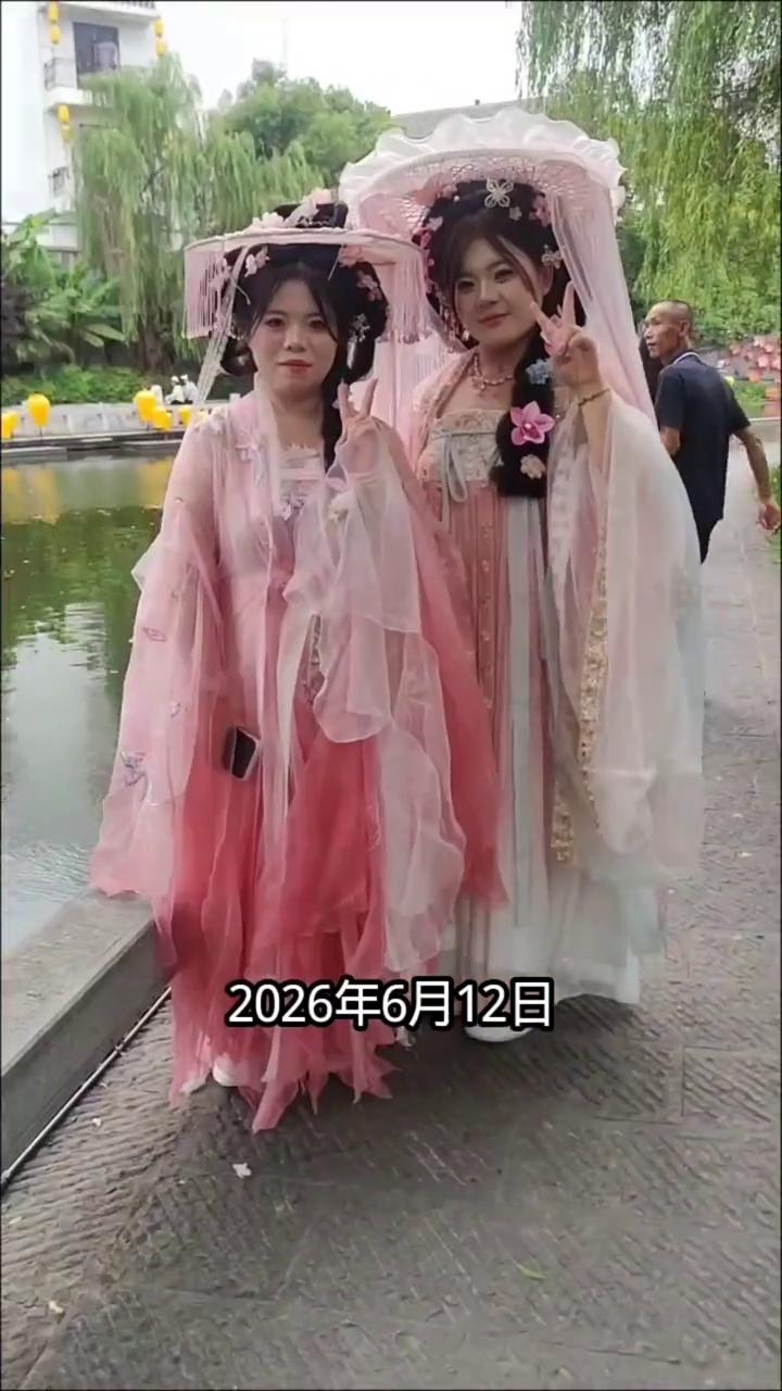 合肥三河古镇美。大家好，我是陈国新。2026年6月12日，我和我先生自驾来到了
