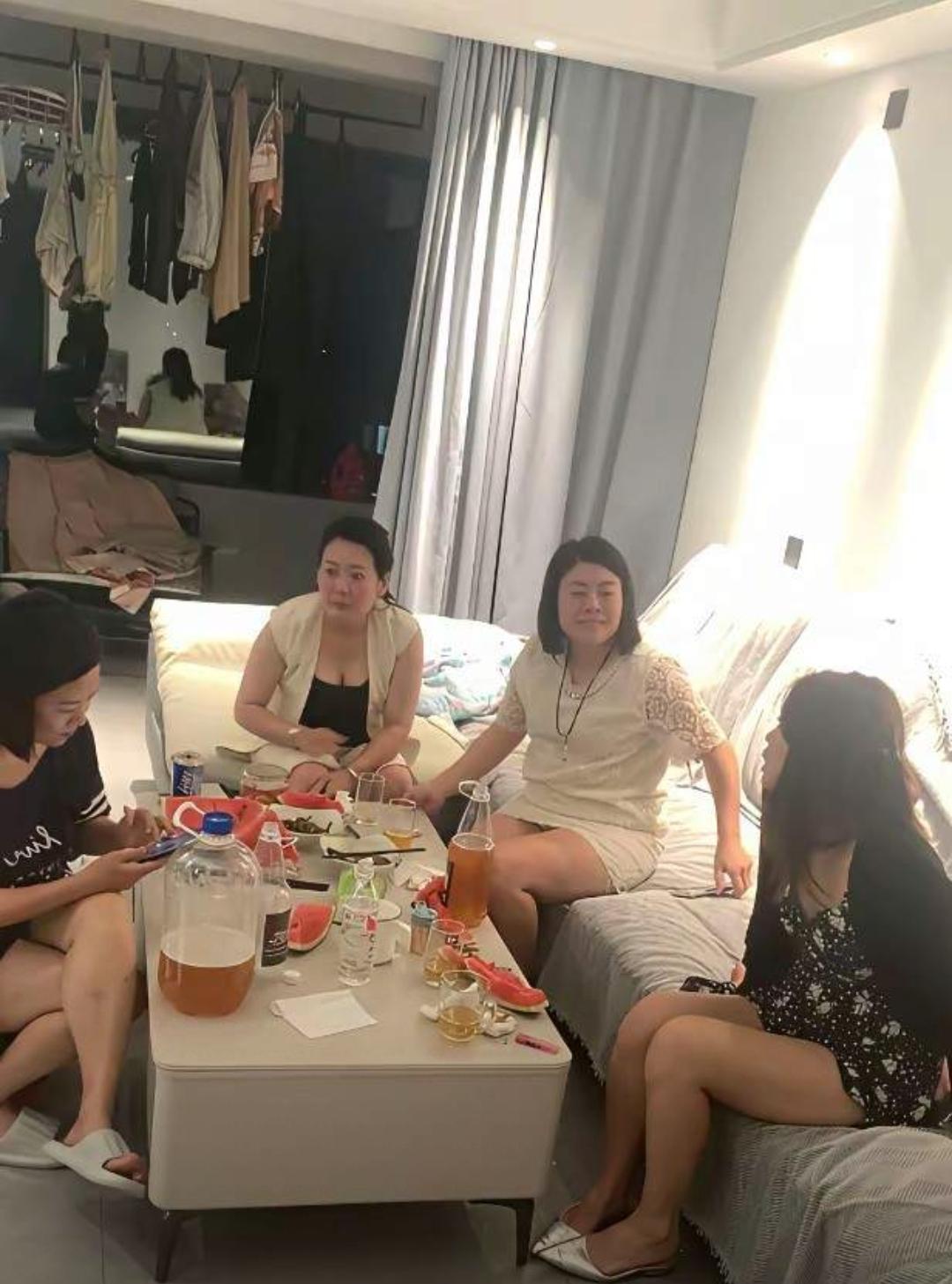 闺蜜又来家里喝酒,都这么晚了还不走,真让人难受，可又不知道该咋办。从法律责任