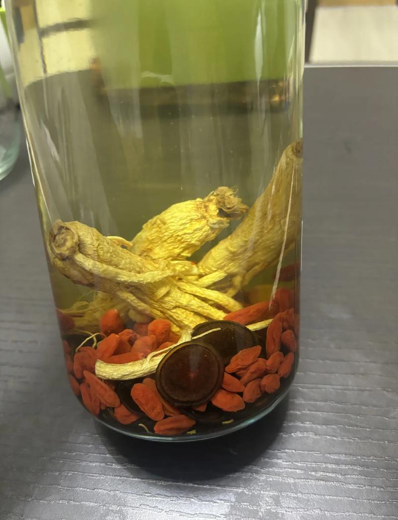 酒泡人参长绿叶，到底是人参“成精”了还是“假酒”开挂了？酒能泡