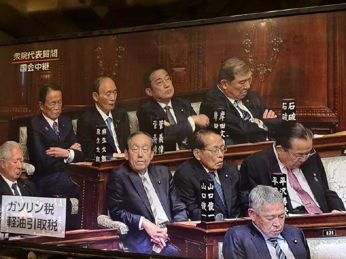 高市早苗首次国会辩论，现场老人疲惫不堪，打起了瞌睡。这场辩论会，对于老年人来说