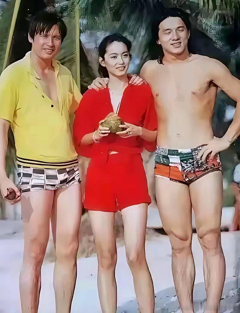 这应该是张老照片了，那时候的成龙还很年轻，另外两位是谁？​​​