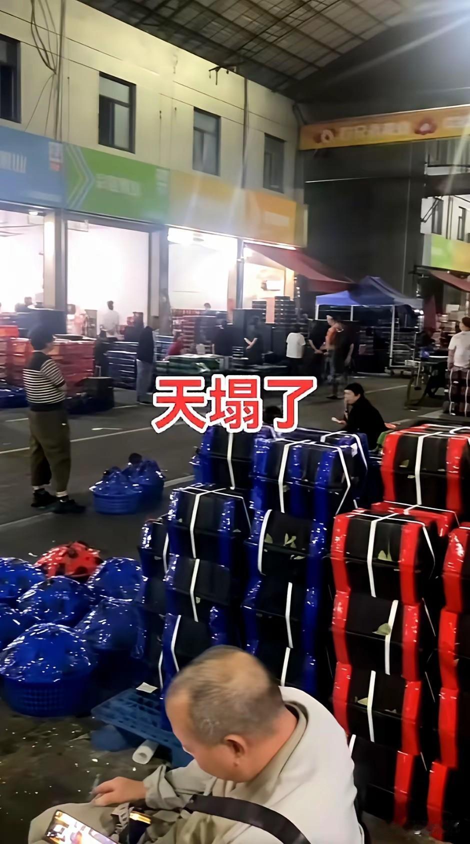天塌了，真的是塌了！大家看看，成吨成吨的杨梅烂在仓库里，老板的心在滴血！没有